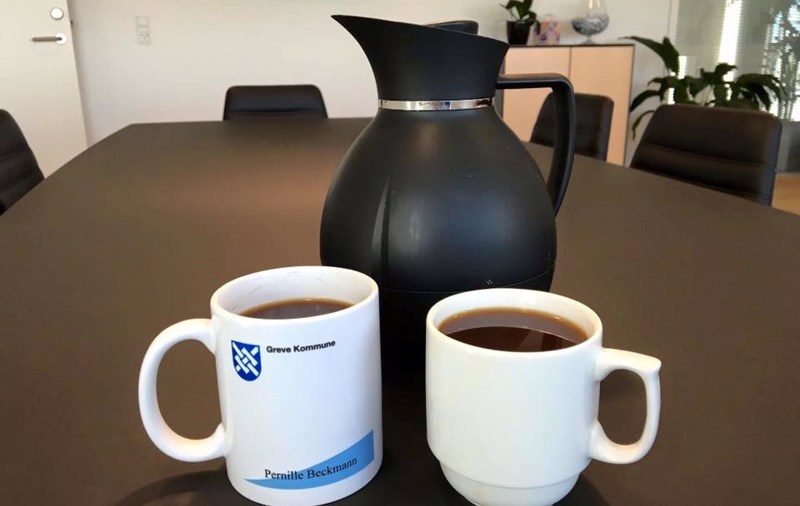 To kaffekoppper og en kande kaffe